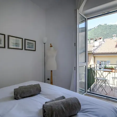 14 - By House Of Travelers - Como